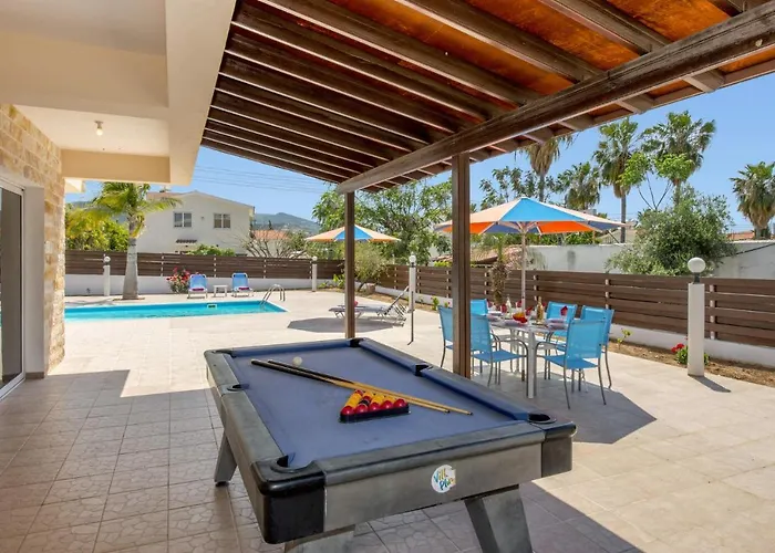 Hera By Πέγεια